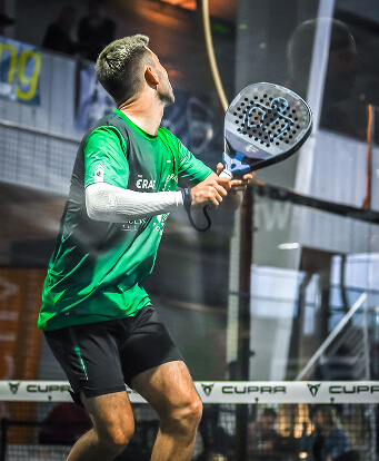 Junger Spieler in einem grünen Trikot erwatet einen Ball