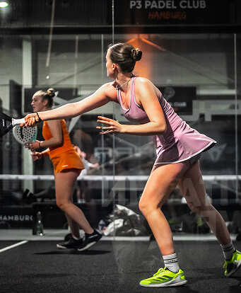 Zwei junge Frauen stehen zusammen auf dem Court