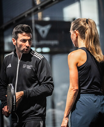 Trainer und Schülerin auf dem Court