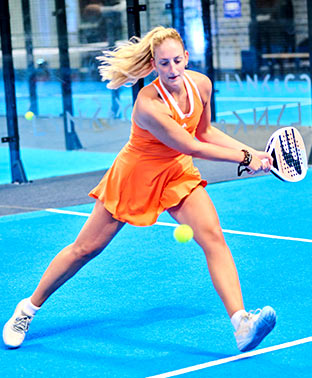 Padel-Spielerin in action