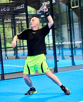 Senior spielt Padel auf dem Court