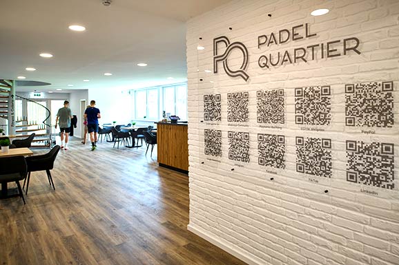 Empfangsbereich im Padel Quartier