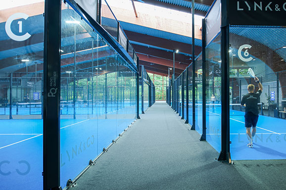 Zwischen den Courts im Padel Quartier